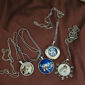 4 Christmas Necklaces 🎄NEW